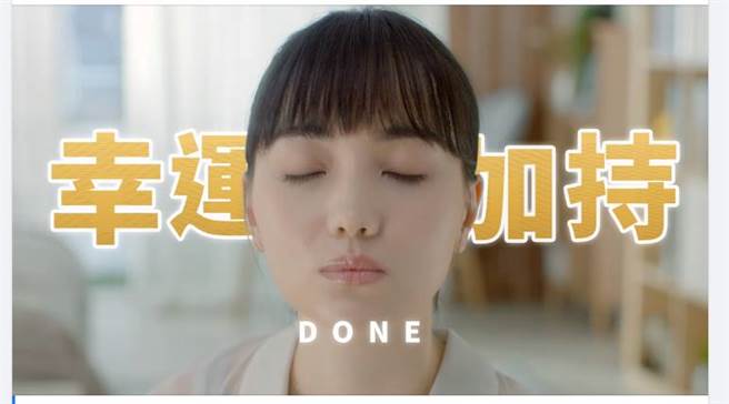 黑嘉嘉主动嘟嘴索吻。（图／取材自黑嘉嘉 Joanne Missingham  脸书）