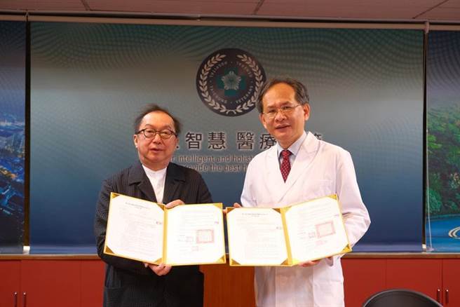 （台中荣总院长陈适安（右）2日与广达电脑公司董事长林百里，共同签署合作备忘录。图／台中荣总提供）
