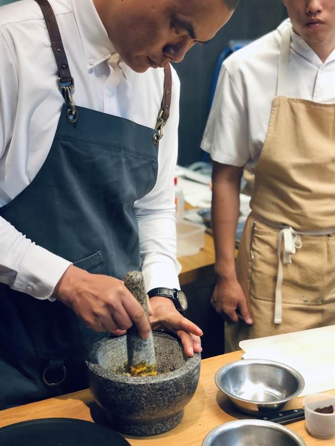 （RAW餐厅原主厨Alain黄以伦受伤需復健离职，江振诚将重披厨师服走进厨房亲自坐镇掌杓。图／RAW)
