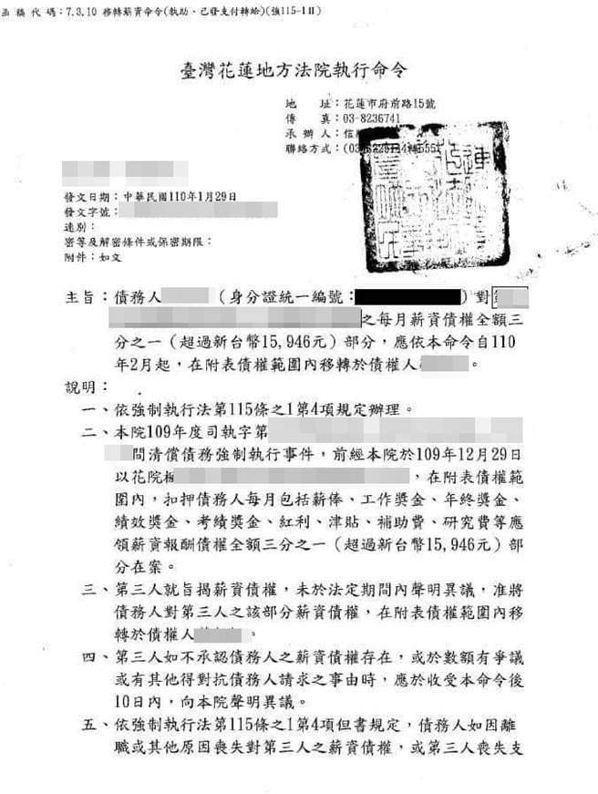 工程行老板以各种理由延宕工程，一延至今仍未完工，导致新家没有屋顶，下雨后多处发霉、生锈、长青苔。（图／翻摄自脸书「爆料公社」）