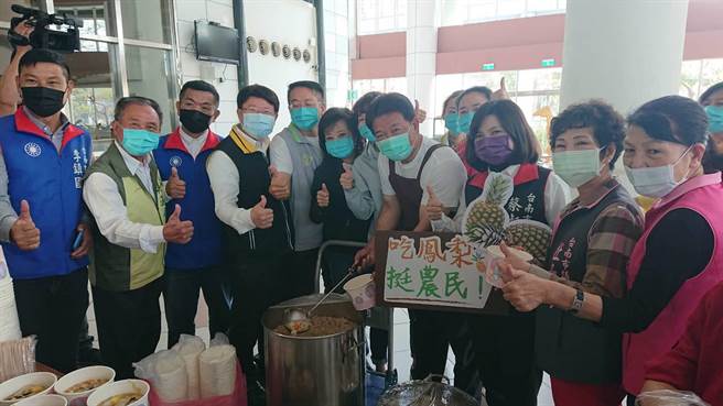 台南市议长郭信良（执勺者）率蓝绿议员一起品尝蔡瑞成以凤梨入味的饭桌菜。（程炳璋摄）