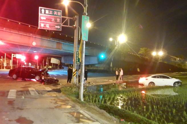 中市霧峰區中投西路、豐正路口，3日清晨發生三車連環撞，二輛汽車相撞後，機車閃避不及再撞到黑車，白車再撞入田裡。（民眾提供／黃國峰台中傳真）