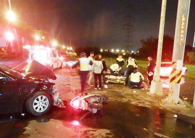 中市霧峰區中投西路、豐正路口，3日清晨發生三車連環撞，救護人員忙著救助傷者，幸3人均擦挫傷無大礙。（民眾提供／黃國峰台中傳真）