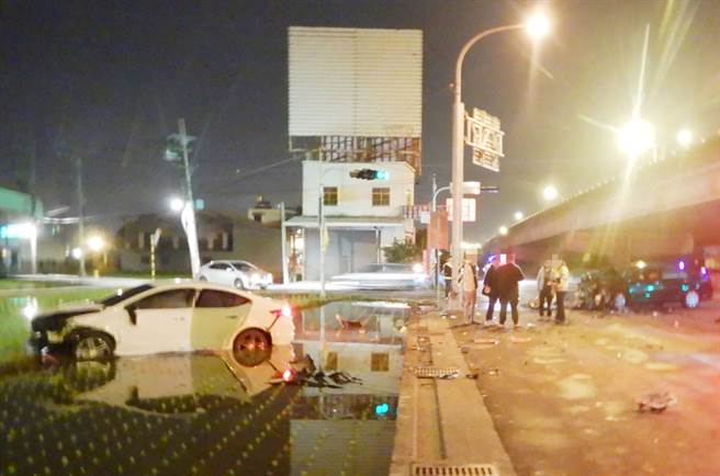 中市霧峰區中投西路、豐正路口，3日清晨發生三車連環撞，二輛汽車相撞後，機車閃避不及再撞到黑車，白車再撞入田裡。（民眾提供／黃國峰台中傳真）