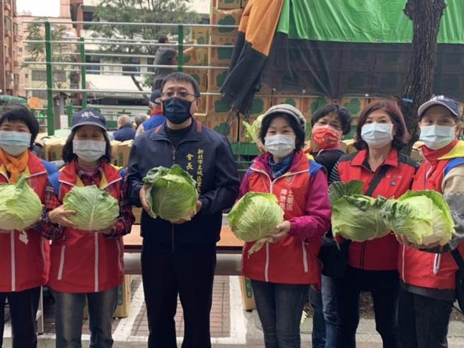 土城区里长联谊会与在地企业有富建设公司共同出资，认购5万公斤、约2万颗高丽菜，发送给各里弱势家庭。（图由民政局提供）
