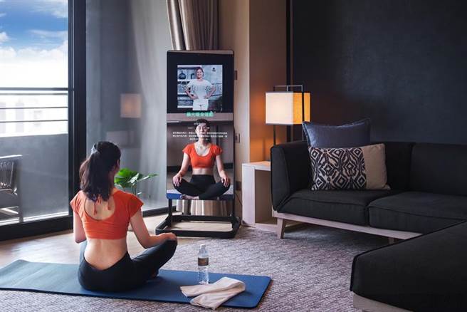 （礁溪寒沐酒店「防疫健身镜」住房专案，房客在客房内就可以健身。图／礁溪寒沐酒店）
