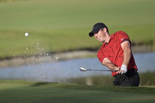 麦克罗伊穿着红黑配色致敬老虎伍兹。（美联社资料照）