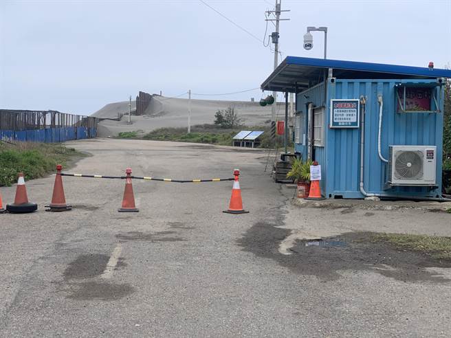 大潭藻礁區外的管制趨緊擺放數個三角錐，保全需口頭向民眾多次解釋僅有釣客可進入。（姜霏攝）