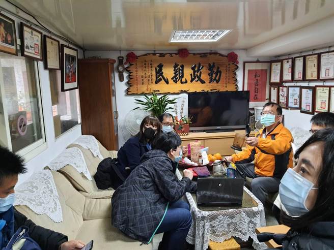 新北市新工处和交通局连2天拜会北投里长，说明淡北道路车行动线，并提出配套措施，盼双北携手解决交通问题。（许哲瑗传真）