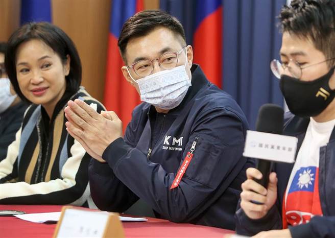 针对外传国民党智库副董事长连胜文「逼宫」，江启臣（中）表示，大家都希望党会更好，国民党并非一言堂，他尊重大家的意见与判断。（范扬光摄）