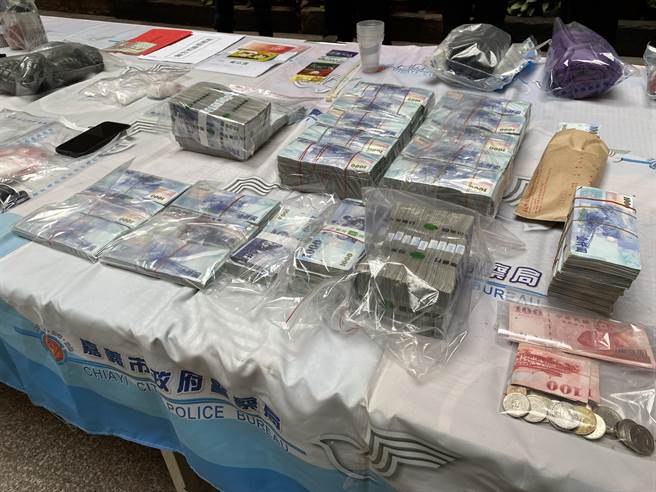 警方偵破嘉義擄人勒贖案追回贖金贓款部分現金。（廖素慧攝）