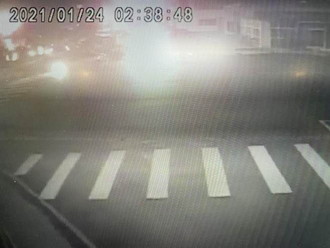 李嫌集團在按摩會館停車場綁架柯姓富商的畫面曝光。（廖素慧翻攝）