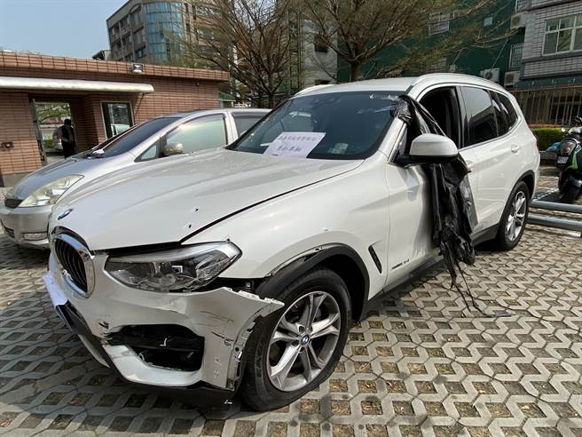 李嫌用贖金買白色BMW被打爆，彈痕累累。（廖素慧攝）