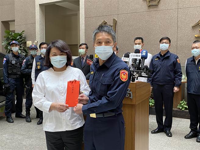 嘉義市長黃敏惠頒發慰問金慰問警方辛勞，嘉義市警察局長黃建榮代表接受。（廖素慧攝）