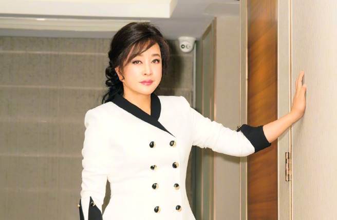 70岁刘晓庆保养得宜，是着名的美魔女代表。（图／取材自刘晓庆微博）