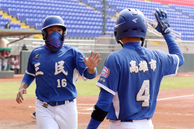 三民高中陈堃益双安4打点，比赛中发生嘴部被球击中的意外，后半场都戴颈巾出赛。（学生棒联提供）