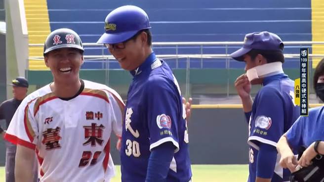 陈堃益嘴部被封起来的模样有些滑稽，两边教练都忍不住笑出来。（截自智林体育台youtube）