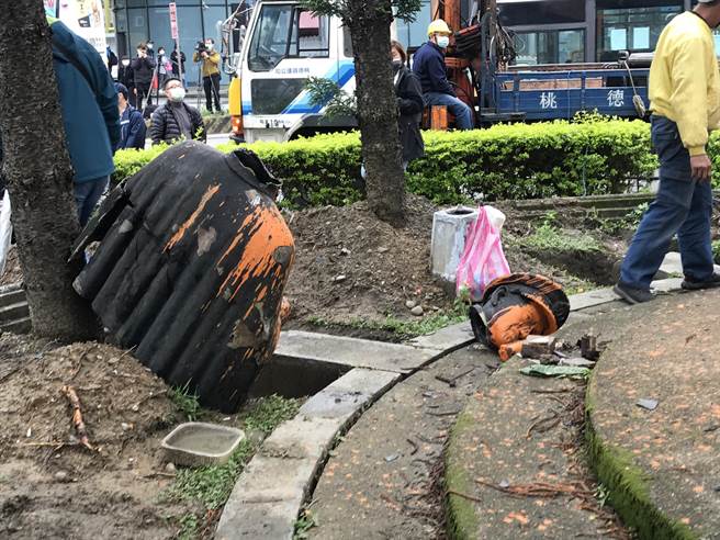 蒋公上半身断裂掉落，铜像摔在地后，头部又断裂（陈彩玲摄）