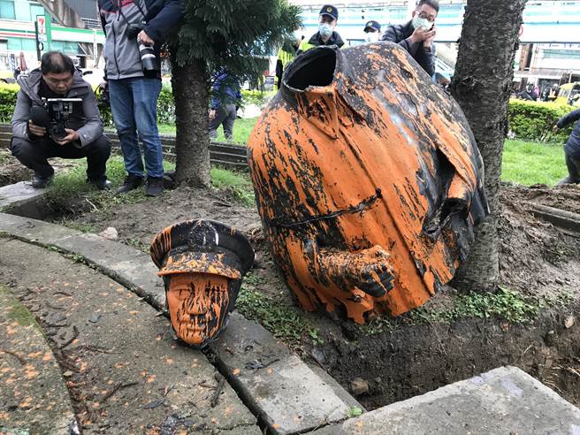 蒋公上半身断裂掉落，铜像摔在地后，头部又断裂（陈彩玲摄）