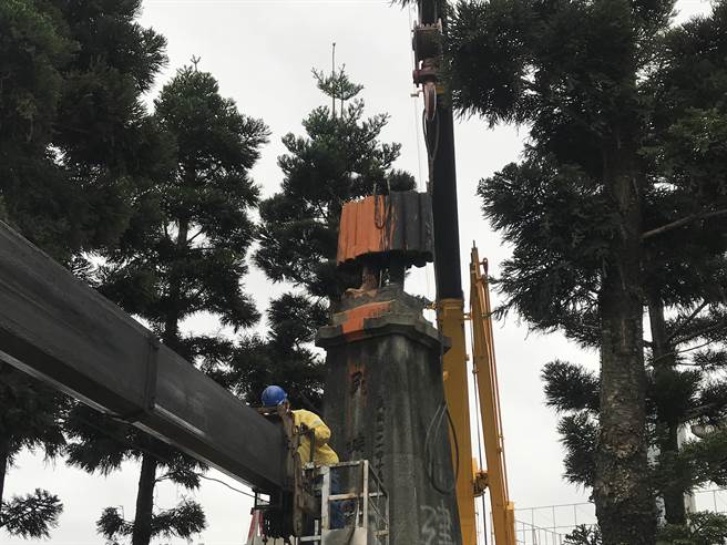 蒋公下半身留在基底。（陈彩玲摄）