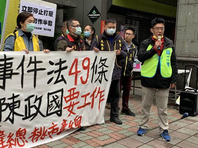 神脑国际企业工会理事长陈政国（图右）今到神脑总公司前抗议。（王扬杰摄）