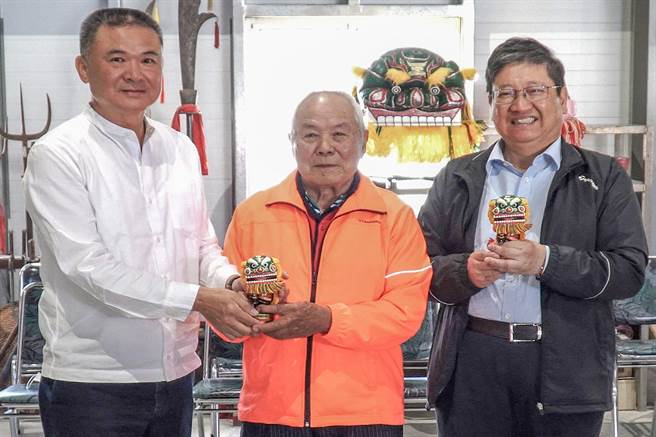 鄭保寧（中）將小巧可愛的鄭家獅文創小物，送給縣長楊文科（右）及興合力建築團隊董事長劉興烘（左）。（新竹縣政府提供／