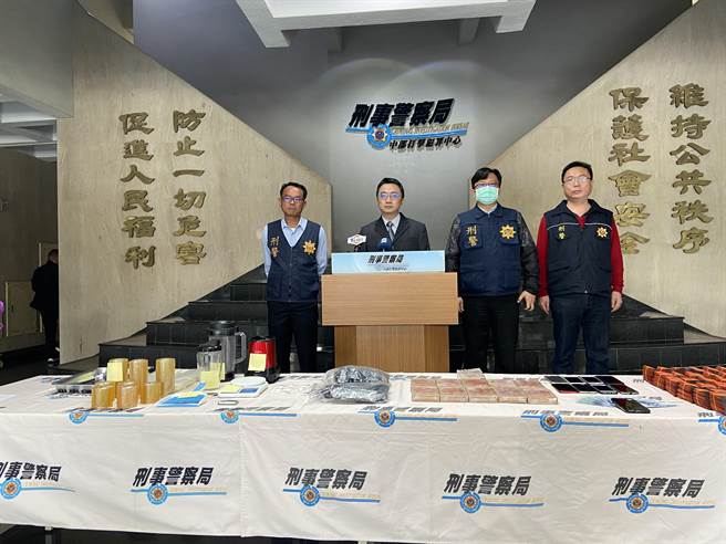 刑事警察局侦查第六大队第四队长萧荣哲（左二）强调，秉持「拒毒于境外、截毒于关口、缉毒于内陆」 的原则，将持续扩大追查幕后集团共犯及毒品来源。（卢金足摄）