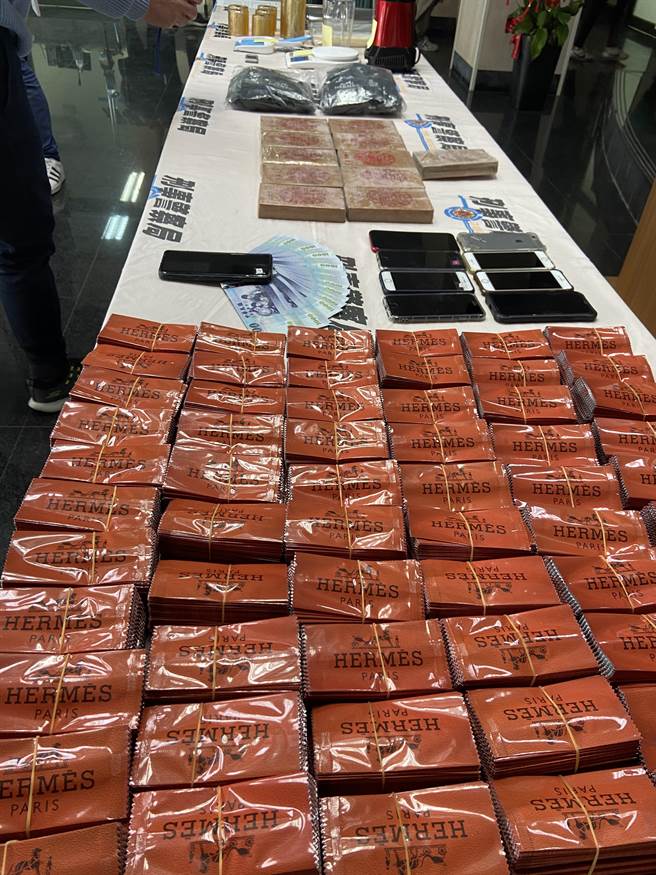 毒枭看准年轻人爱潮流时尚，还以国际知名品牌当成毒咖啡包装，为获暴利，毒害年轻人。（卢金足摄）★中时新闻网关心您：保护自己、远离毒品！