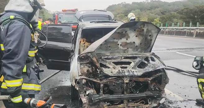 4女开车从台北南下，原本要到南投游玩，行经国道3号通霄路段，车辆突然冒烟起火，消防人员迅速扑灭火势，不过车辆已被烧得面目全非。（民眾提供／巫静婷苗栗传真）