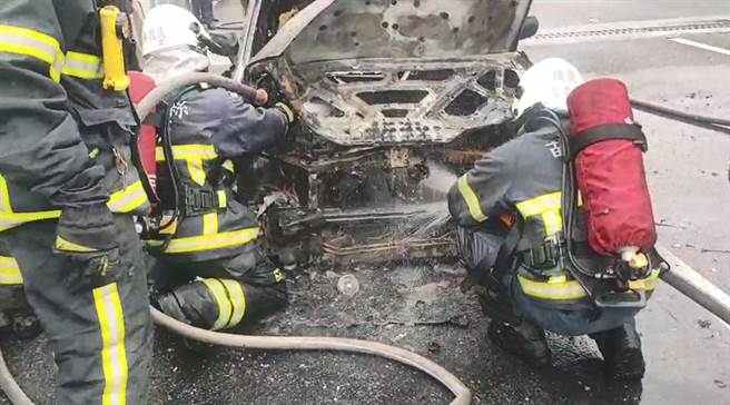 4女开车从台北南下，原本要到南投游玩，行经国道3号通霄路段，车辆突然冒烟起火，消防人员迅速扑灭火势，不过车辆已被烧得面目全非。（民眾提供／巫静婷苗栗传真）