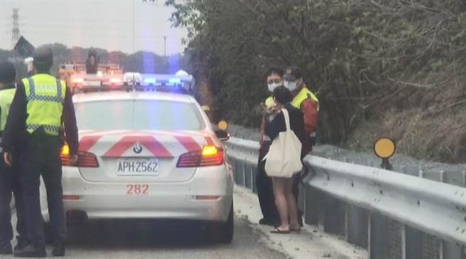 4女开车从台北南下，原本要到南投游玩，行经国道3号通霄路段，车辆突然冒烟起火，女驾驶手抱宠物向警消说明事发经过。（民眾提供／巫静婷苗栗传真）