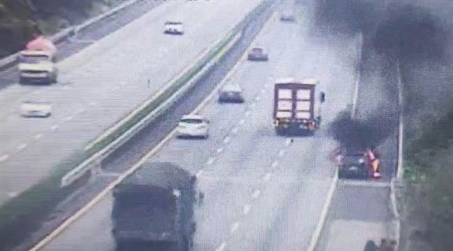 4女开车从台北南下，原本要到南投游玩，行经国道3号通霄路段，车辆突然冒烟起火，浓烟窜出吓坏不少用路人。（翻摄高速公路1968 APP）