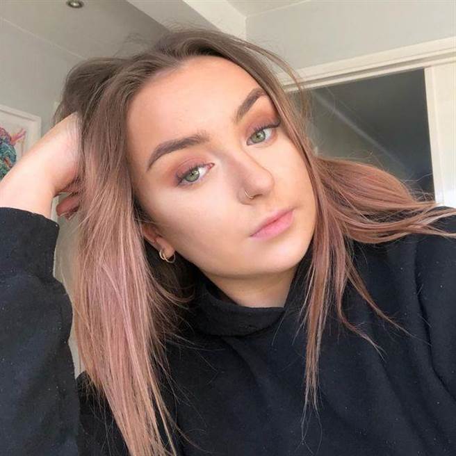 英国19岁女大生瑞秋甘乃迪（Rachel Kennedy）与丈夫「养号」买彩券中了新台币70亿元的头奖，却因银行帐户余额不足，交易失败，没有买到彩券。（图片来源：rachelkennedyyx / Instagram）