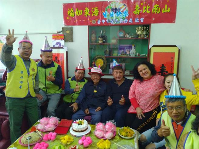 台中市潭子区荣民吴耀连3日欢度百岁生日，台中市荣服处为表庆贺地区百岁高龄荣民之意。(台中市荣服处提供)