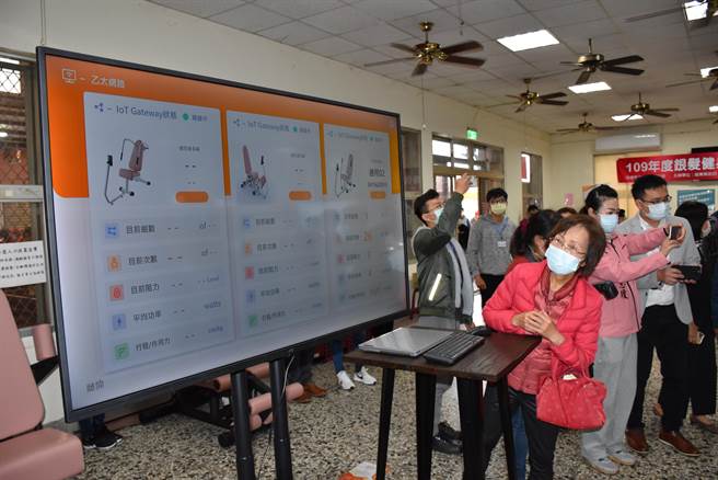 银髮健身俱乐部内健身器材都联结电脑提供个人动态运动资讯。（谢明俊摄）