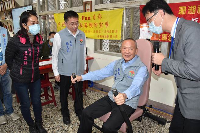 苗栗县长徐耀昌试用健身器材。（谢明俊摄）