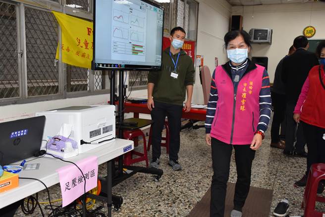 头份市长罗雪珠接受足压检测。（谢明俊摄）