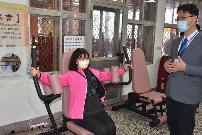 头份市珊湖社区关怀据点获选卫福部银髮健身俱乐部试办点之一，许多民眾前往试用。（谢明俊摄）