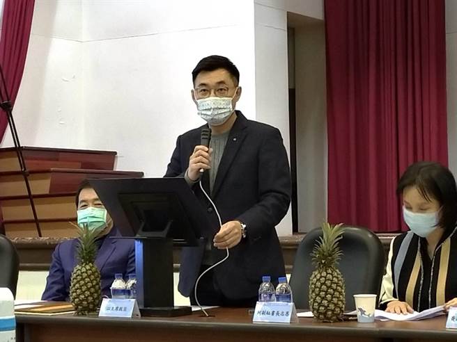 江启臣在国民党中常会谈凤梨问题，桌上就摆着凤梨。（黄福其摄）