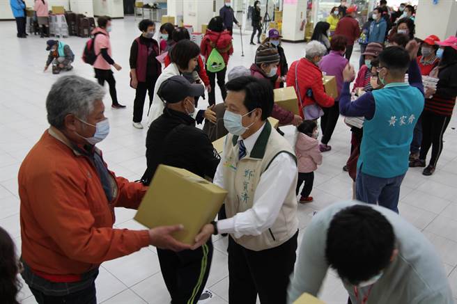 桃园市清馨文教基金会3日举办「2021关怀高风险家庭曁诈骗防治宣导活动」，现场发放社会弱势家用物资。(杨宗灏翻摄)