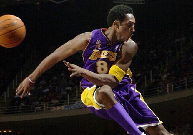 传奇球星布莱恩在1996年曾经「单球赴会」，在选秀会之前给湖人留下深刻印象。（美联社资料照）