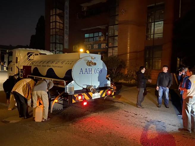 芎林乡出现缺水，水公司三区处出动水车供水应急。（水公司三区处提供／罗浚滨新竹传真）