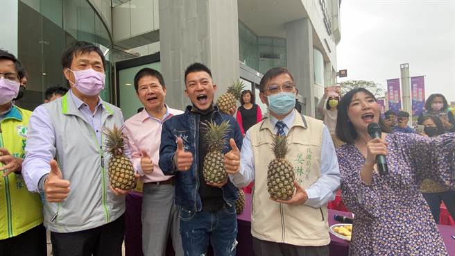 网红「凤梨鼠署」吴泓逸下午在台南行销凤梨。（曹婷婷摄）