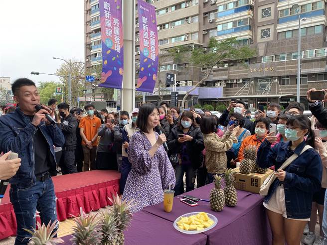 网红「凤梨鼠署」吴泓逸下午在台南行销凤梨。（曹婷婷摄）