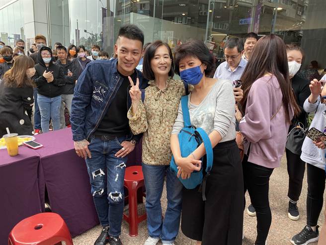 网红「凤梨鼠署」吴泓逸下午在台南行销凤梨，吸引粉丝採买。（曹婷婷摄）