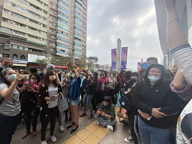 现场涌入上百位粉丝。（曹婷婷摄）