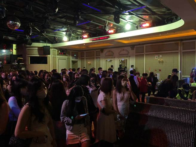 高市拚治安，动员17分局604名警力扫荡八大场所。(高雄市警局提供)