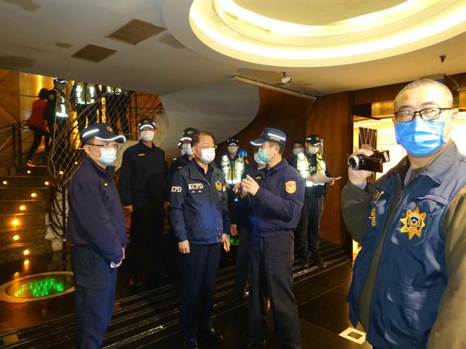 高市拚治安，动员17分局604名警力扫荡八大场所。(高雄市警局提供)