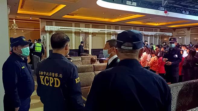 高市拚治安，动员17分局604名警力扫荡八大场所。(高雄市警局提供)