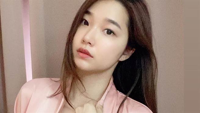 ohttomom(오또맘)近日在IG上曬出一系列火辣穿搭吸引目光。（圖／IG@ohttomom ）